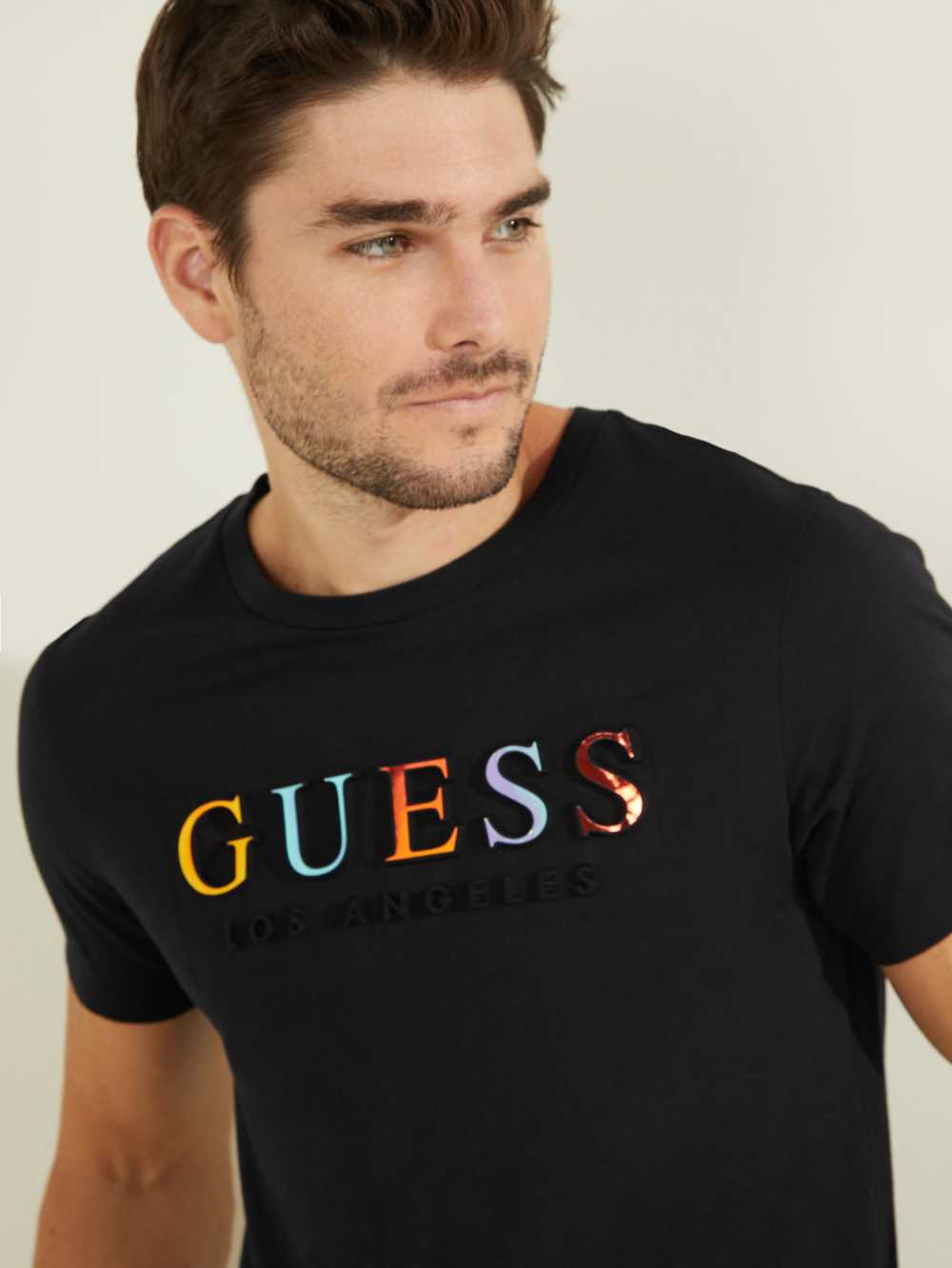 Black Men's Guess Embossed Logo T-shirt Australia Sale | 827DNZBCG