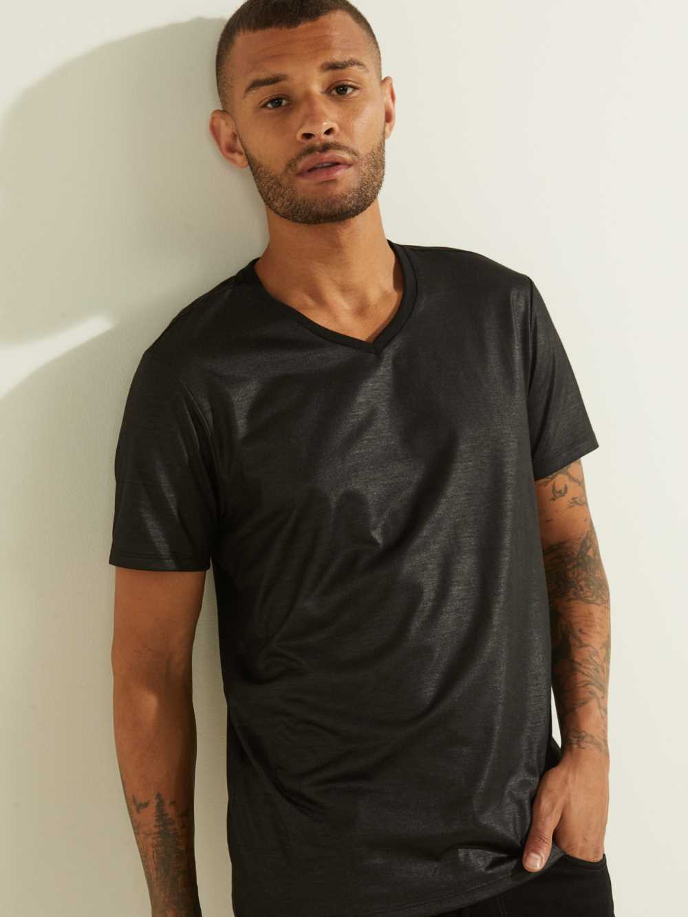 Black Men\'s Guess Mason Yoke V-Neck T-shirt Australia Sale | 683IQOSKV