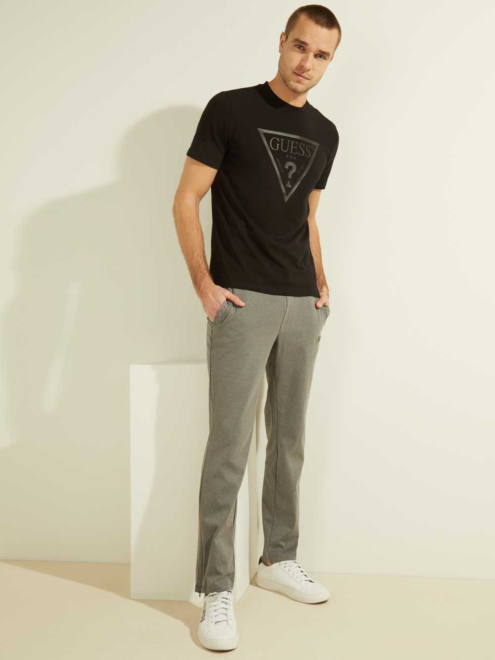 Black Men's Guess Tonal Logo T-shirt Australia Sale | 789CSZJQY