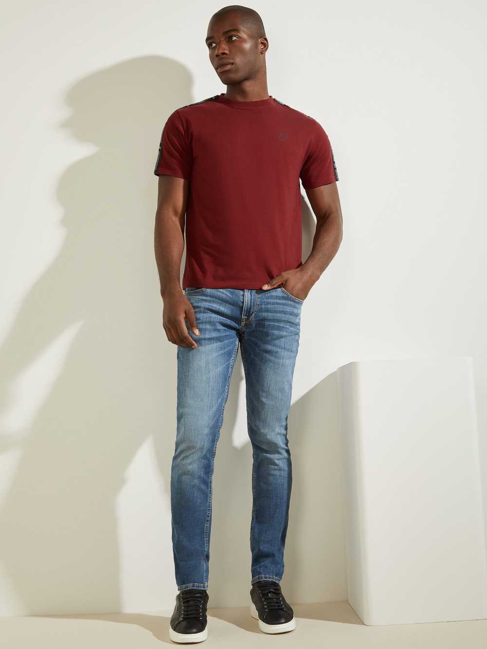 Burgundy Men's Guess Eco Eric Logo T-shirt Australia Sale | 968ZSYFPE