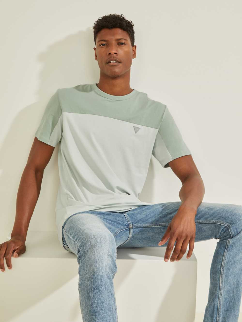 Green Men\'s Guess Larrie Color-Block T-shirt Australia Sale | 860TOYUWH