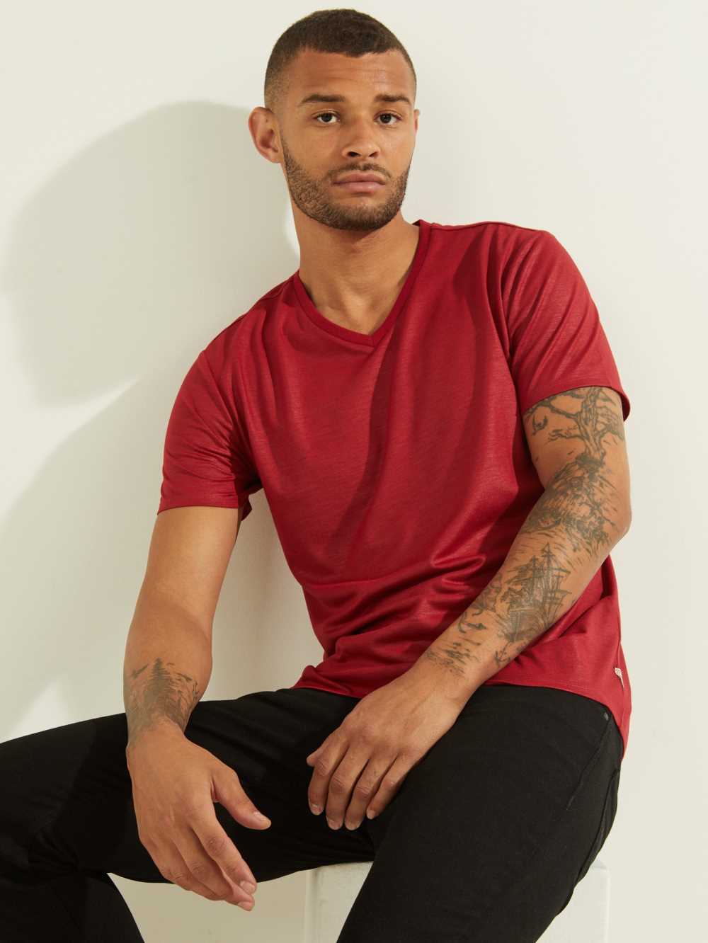 Red Men\'s Guess Mason Yoke V-Neck T-shirt Australia Sale | 249AKUBVM