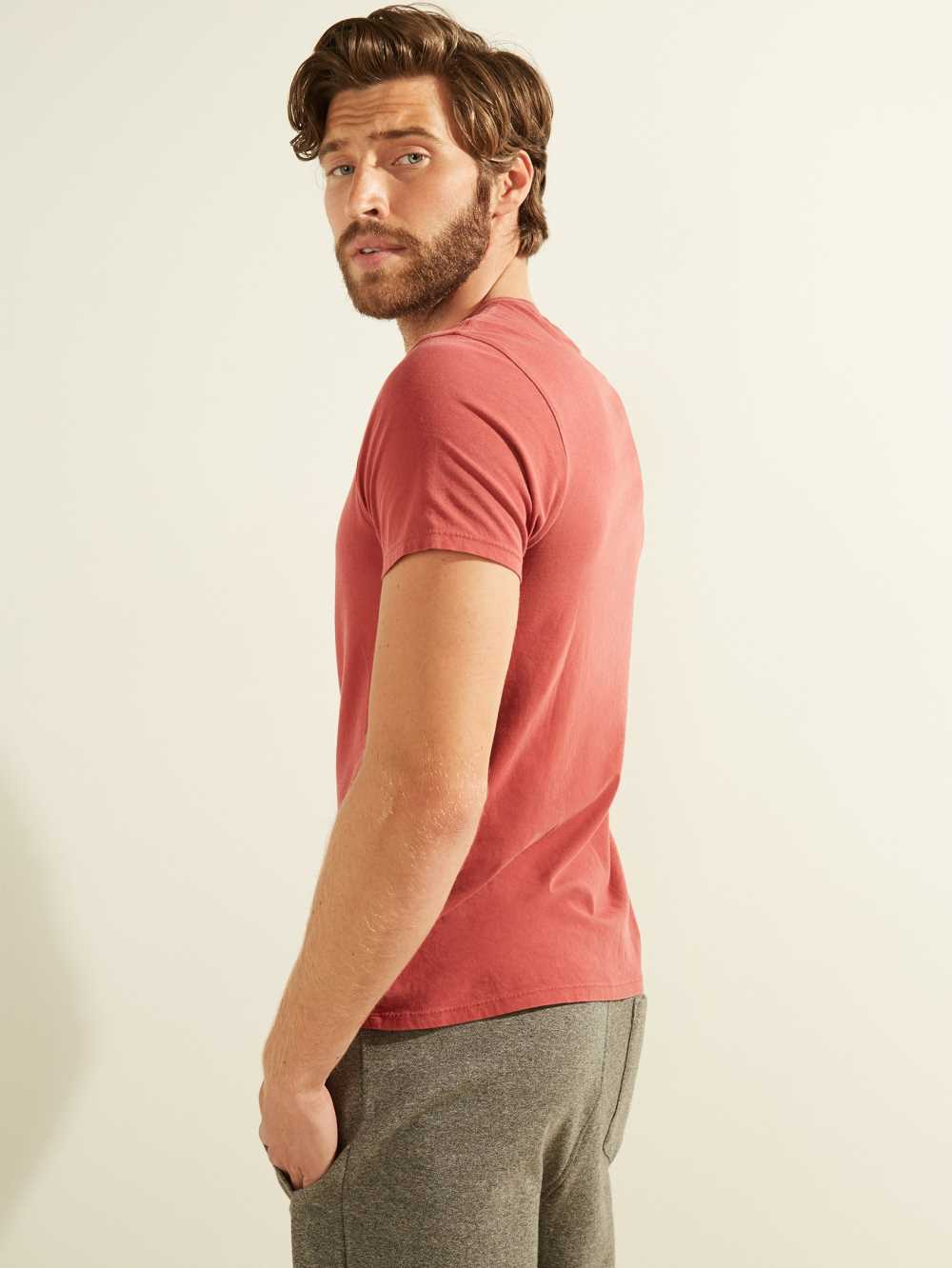 Red Multicolor Men's Guess Embroidered Logo T-shirt Australia Sale | 450GDQFPH